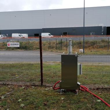 Photo montrant un des préleveurs de pollution atmosphérique installés autour de l'usine Saft de Nersac (Charente)