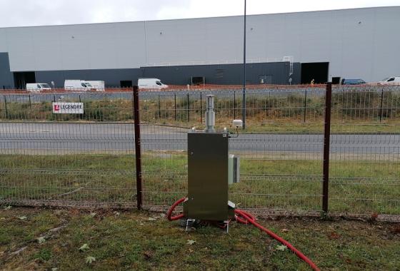 Photo montrant un des préleveurs de pollution atmosphérique installés autour de l'usine Saft de Nersac (Charente)
