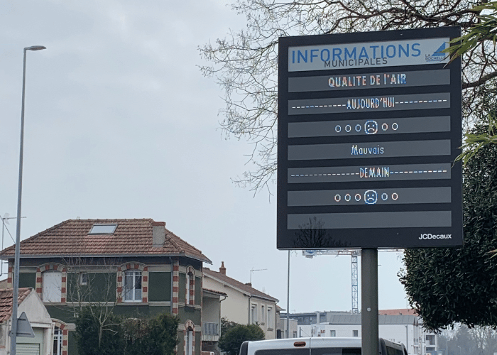 Panneau d’information JCDecaux de la Ville de La Rochelle diffusant l’indice ATMO du jour