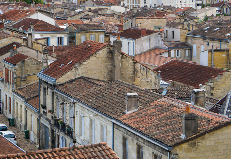 Cheminées sur les toits de Bordeaux