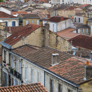 Cheminées sur les toits de Bordeaux